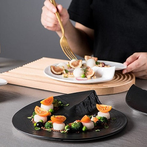 Irregular Round Black White Ceramic Plate Top Restaurant Michelin Star Plate